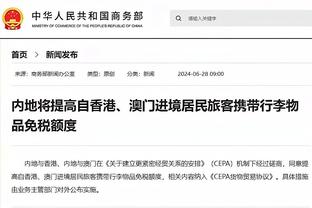 哈利伯顿老爸指着冠军奖杯：它是属于步行者的 我们会得到它？